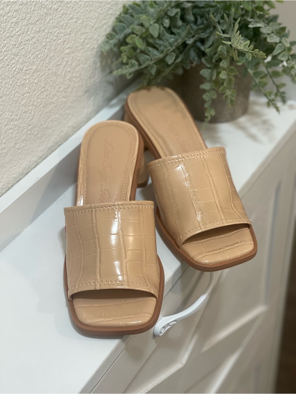 Lisa Says Gah Sandals